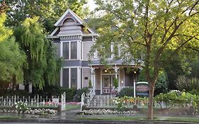 Hennessey House Bed And Breakfast
